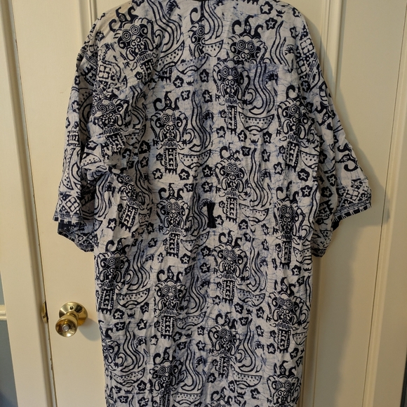 Robe - Picture 3 of 3